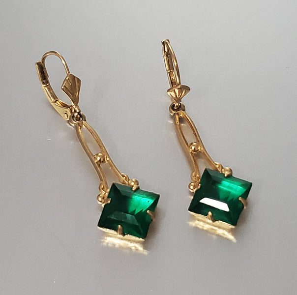 5354-Gold Tone Green Glass Vintage Fashion Earrings