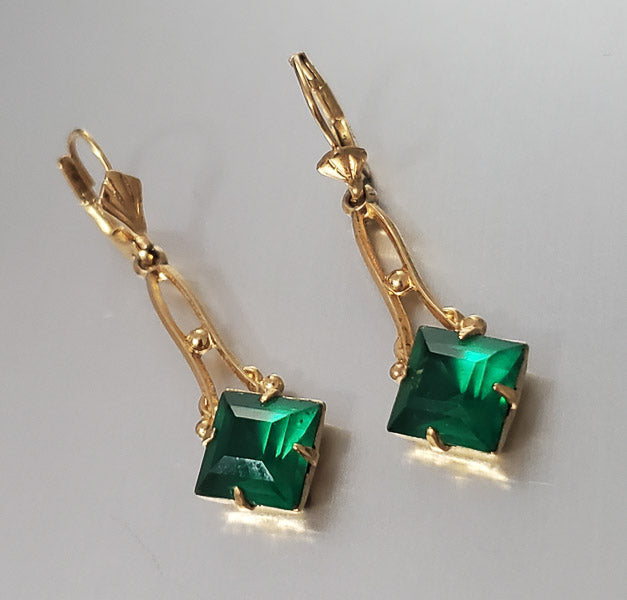 5354-Gold Tone Green Glass Vintage Fashion Earrings