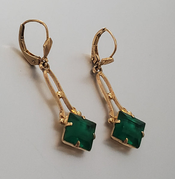 5354-Gold Tone Green Glass Vintage Fashion Earrings