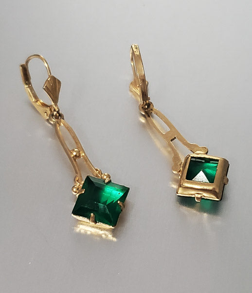 5354-Gold Tone Green Glass Vintage Fashion Earrings