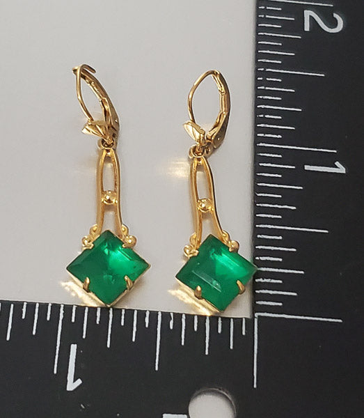 5354-Gold Tone Green Glass Vintage Fashion Earrings