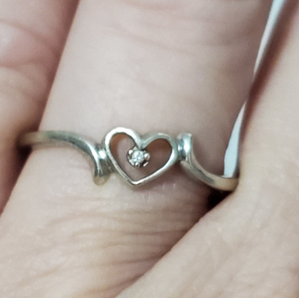 10k White Gold Diamond Heart Ring sz 7
