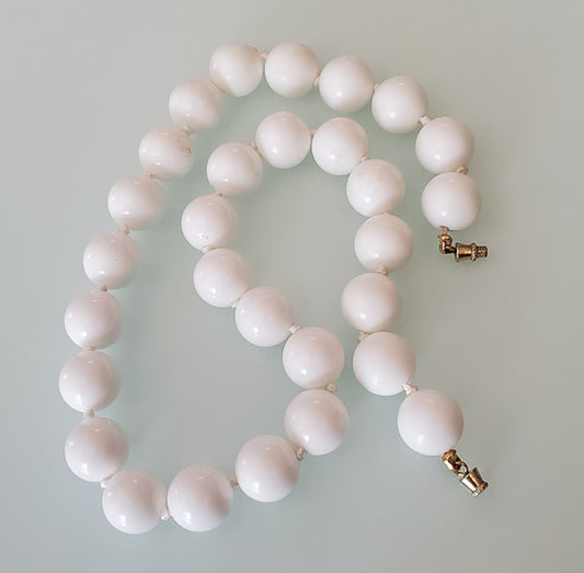 5690-White Resin Beaded Necklace