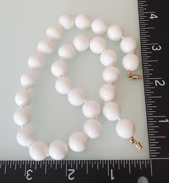 5690-White Resin Beaded Necklace