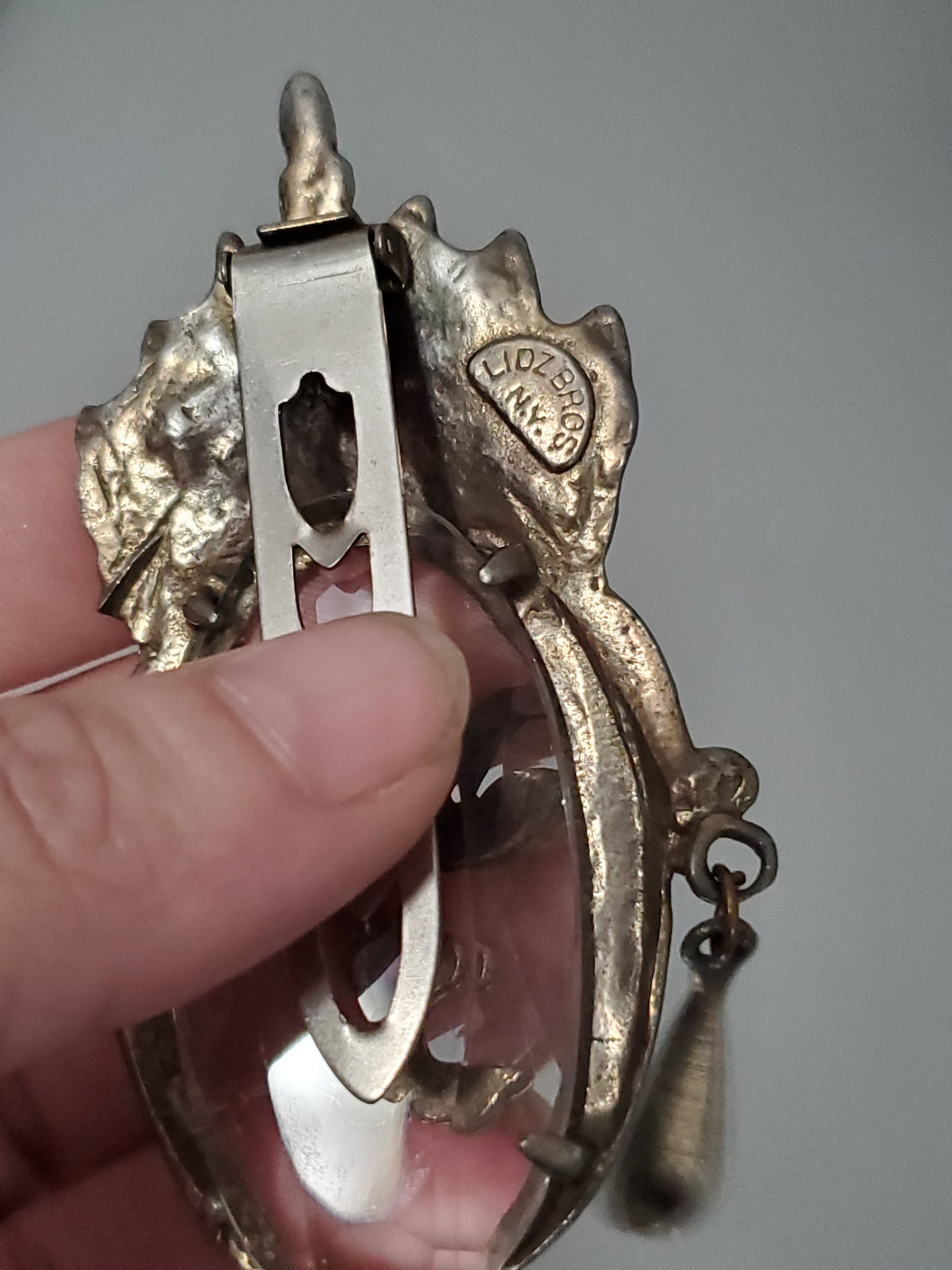 3337-Vintage Lidz Bros NY Pot Metal Sweater Clip