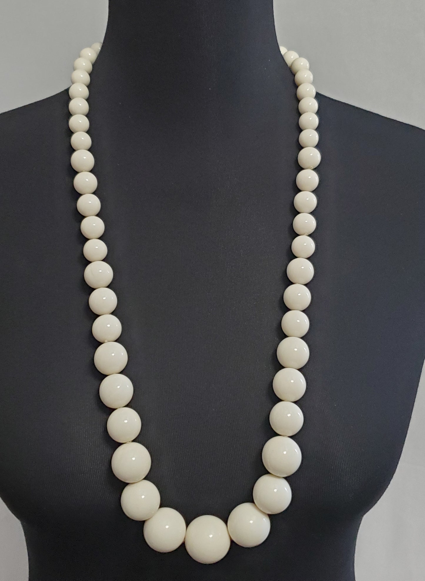6023-Graduating Large Beaded Resin Necklace