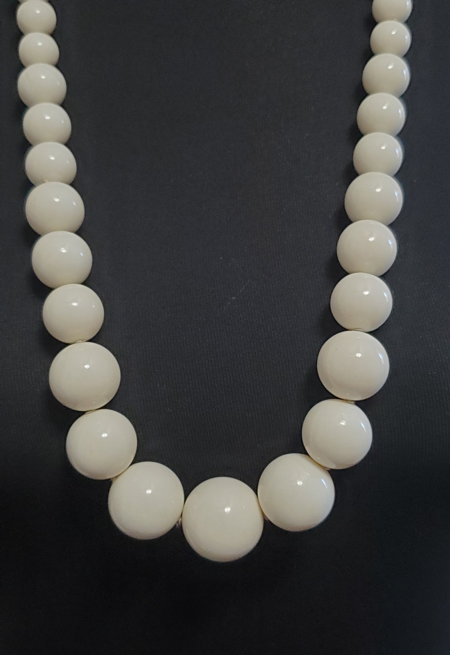 6023-Graduating Large Beaded Resin Necklace